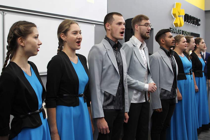Перед тем, как перерезать ленточку новой аудитории, хор ИРГИТУ исполнил гимн студенчества «Гаудеамус игитур» 