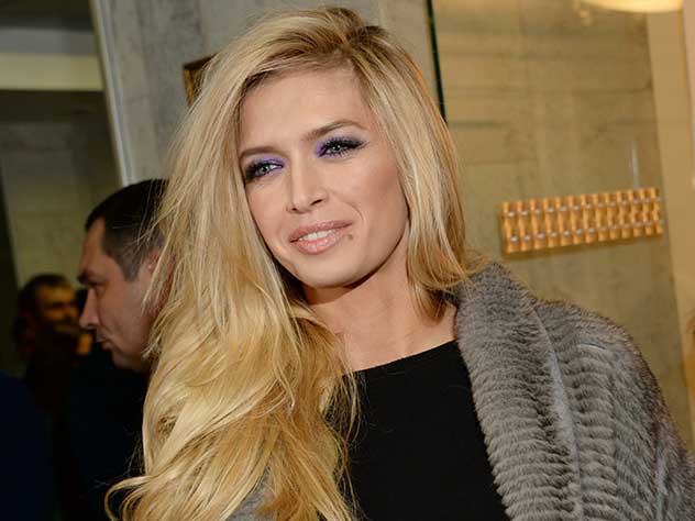 Вера Брежнева в платье с глубоким декольте