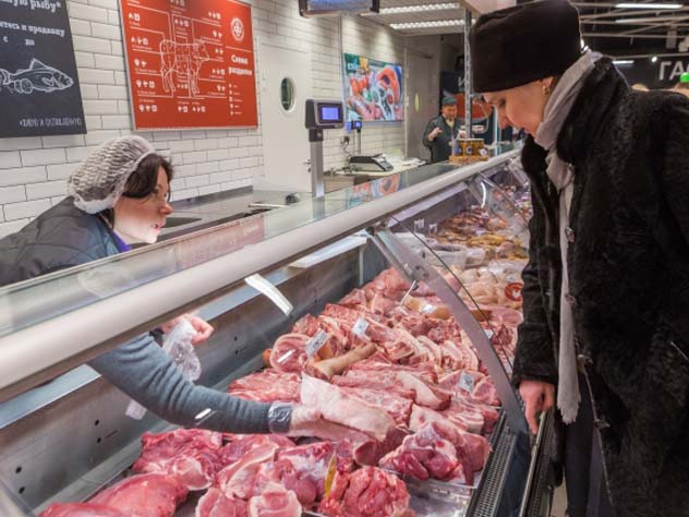 Россияне отказались исключать из рациона мясо