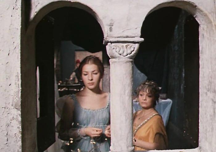Кадр из фильма «Комедия ошибок», 1978 г. Наталья Данилова (справа) в роли Люцианы