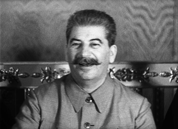 Иосиф Сталин зарабатывал в 10 раз больше простого человека. Кадр из фильма «Если дорог тебе твой дом»/ИТАР-ТАСС