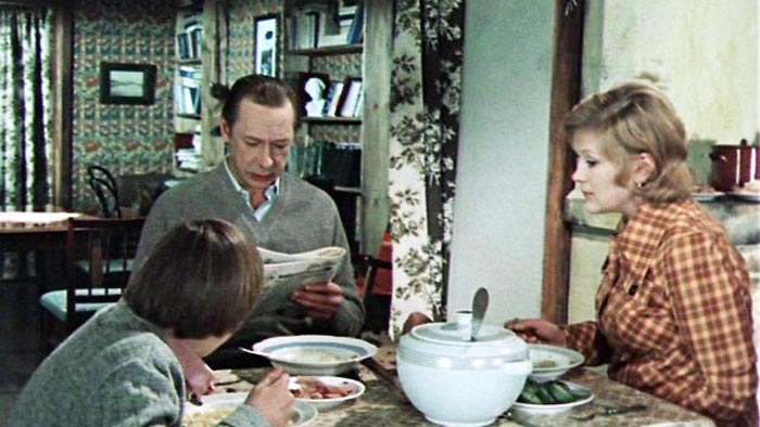 Миша Ефремов, Олег Ефремов и Галина Польских в фильме «Дни хирурга Мишкина», 1976 г.