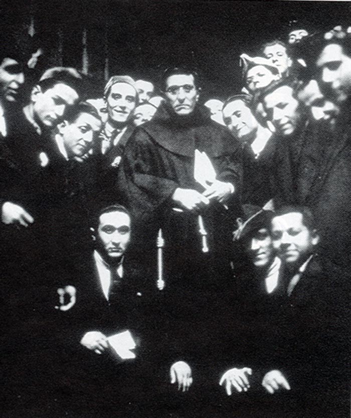 Агостино Джемелли в окружении студентов Католического университета. Источник: Wikipedia.org
