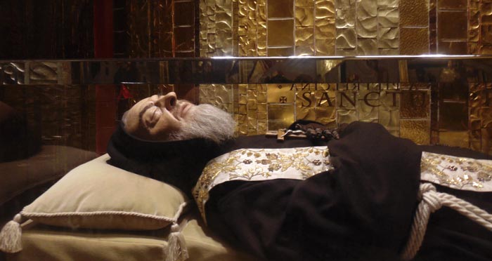 Останки Падре Пио в Святилище Сан-Пио в Сан-Джованни-Ротондо. Лицо представляет собой силиконовую маску, которая воспроизводит ее внешний вид. Автор фото Мария Мансур. Источник wikimedia.org