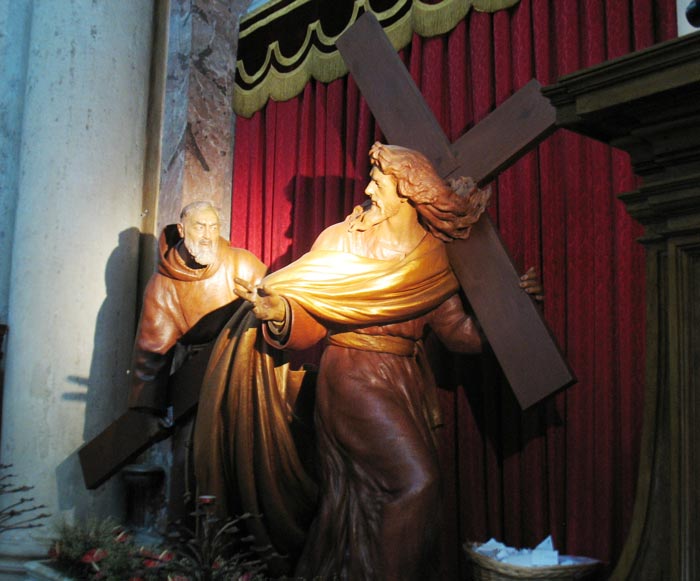 Падре Пио, который помогает Христу нести крест. Статуя церкви Сан-Сальваторе в Лауро в Риме. Автор фото Юрген Гленсен. Источник wikimedia.org