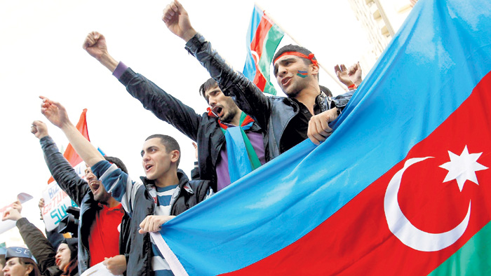 Новое поколение азербайджанцев обожает Турцию и винит во всех неудачах своей страны Москву