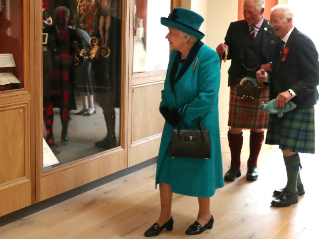 Жесты Елизаветы II - сумочка королевы