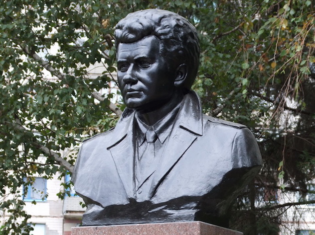 Памятник Леониду Быкову в Краматорске уничтожили вандалы