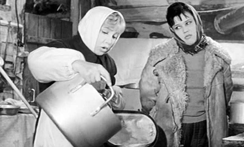 Надежда Румянцева и Люсьена Овчинникова в фильме «Девчата», 1961 г.
