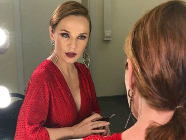 Альбина Джанабаева рассказала, как она относится к макияжу