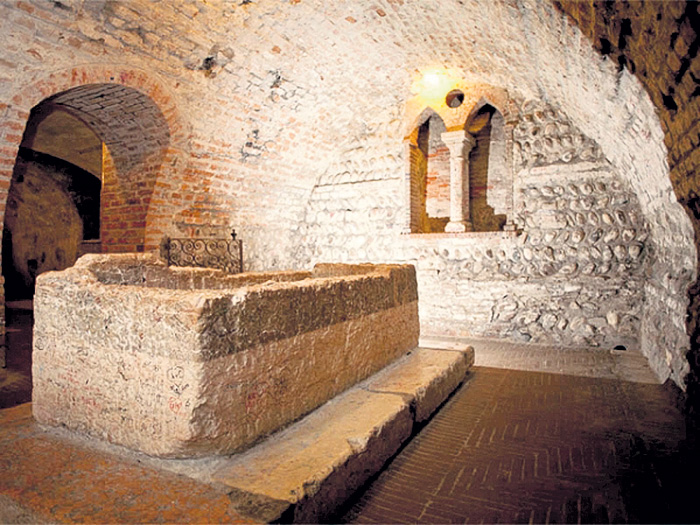 Гробница в монастыре Сан-Франческо Аль Корсо, где, по легенде, похоронена Джульетта. Края саркофага выщерблены - многие откалывают кусочки мрамора на счастье и оставляют здесь записки с желаниями. Билет - 4,50 евро