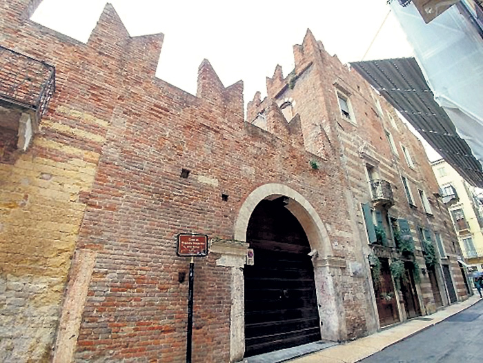 Дом Ромео (Via delle Arche Scaligeri, 4) закрыт для посещения, так как находится в частной собственности