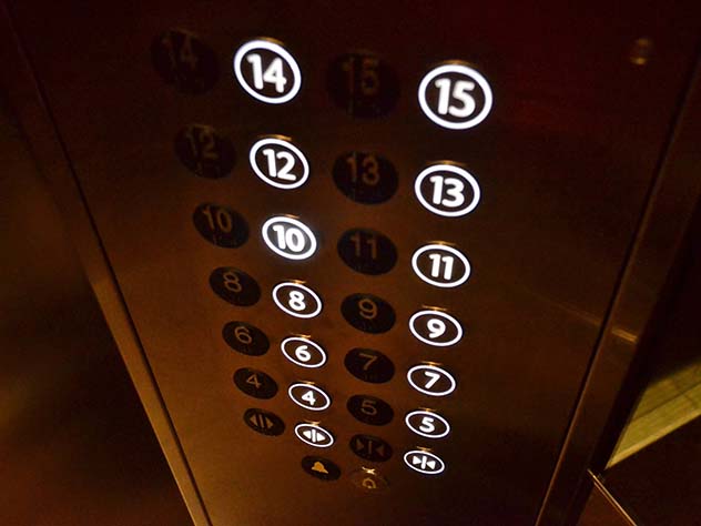 В компании "Мослифт" предложили мужчинам не пропускать женщин вперед при входе в лифт