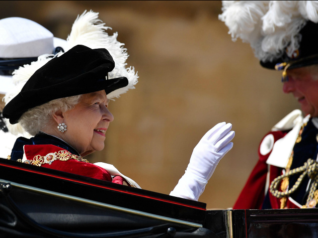 Елизавета II оказалась обладательницей искусственной руки