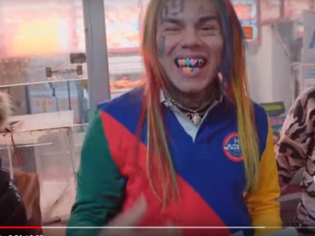На рэпера 6ix9ine напали в Москве