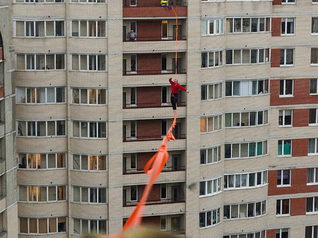 прогулялся по тросу между двумя многоэтажками