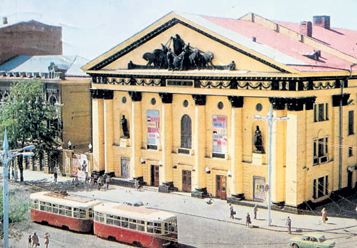 Ростовский цирк до сих пор считается одним из самых красивых в стране, а в советское время он легко составлял конкуренцию двум московским