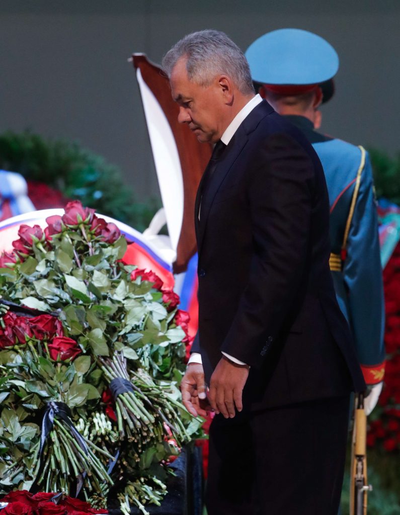 Шойгу на прощании с Кобзоном