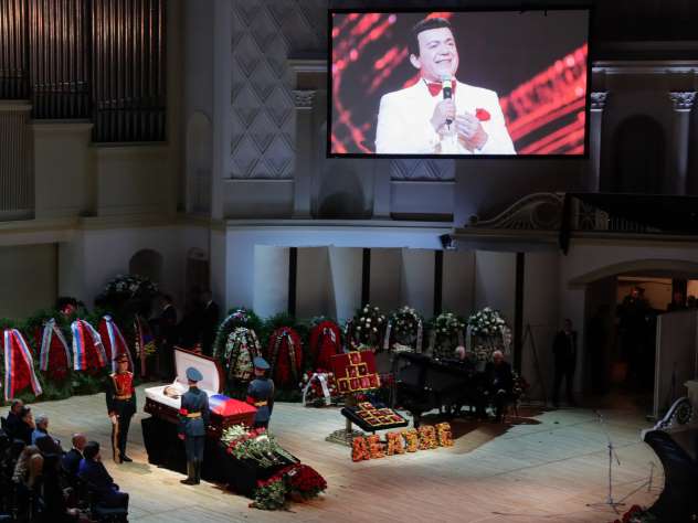 Фото с церемонии прощания с Кобзоном