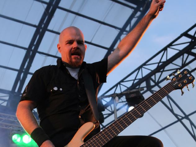 Николаю Коршунову из «Крематория» едва не сломали гитару