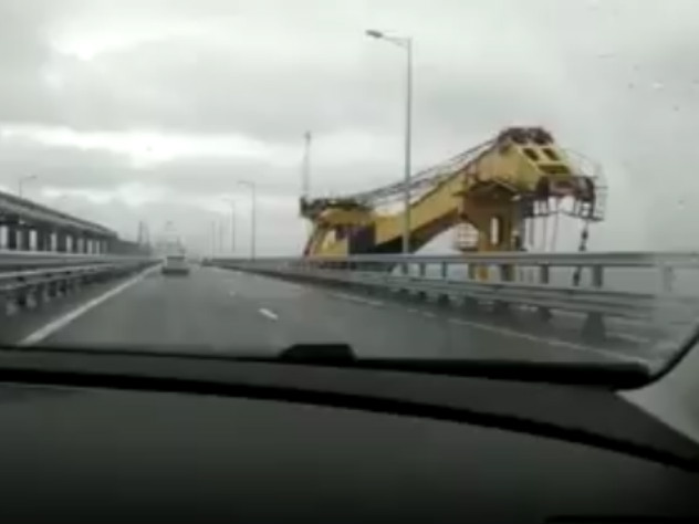 Столкновение плавучего крана с Крымским мостом