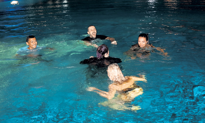 Одна из вечеринок в отеле «Весна» была у бассейна, где освежались наименее трезвые участники конкурса
