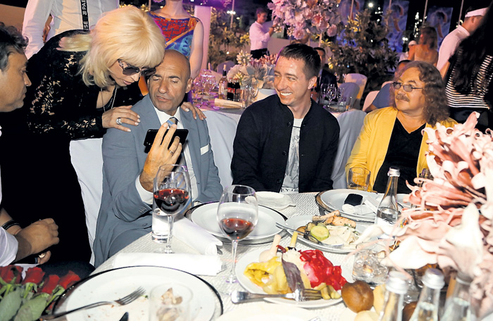 Игорь Крутой показал Ирине Аллегровой, сыну Коле и Игорю Николаеву видео резвящихся у берега дельфинов, которое он снял во время утренней пробежки