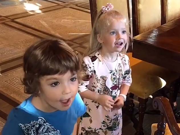 Подарки Пугачевой и Галкина вызвали восторг у Лизы и Гарри