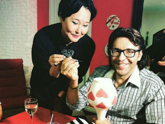 Малахов прошел сеанс арт-терапи в студии Александры Буратаевой