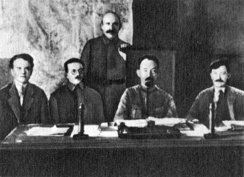 Члены коллегии ВЧК (слева направо) Я. X. Петерс, И. С. Уншлихт, А. Я. Беленький (стоит), Ф. Э. Дзержинский, В. Р. Менжинский, 1921 г. 