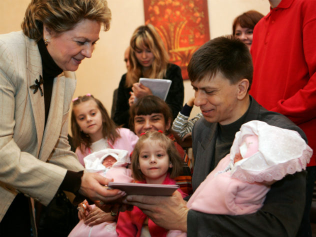 Минюст пообещал не нумеровать россиян при рождении