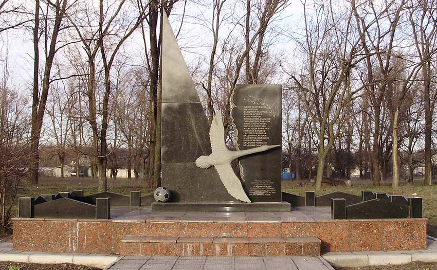 Монумент на месте гибели футбольной команды «Пахтакор»