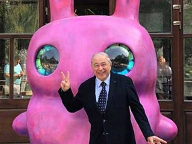 Петросян на фоне розового зайца пожаловался на журналистов