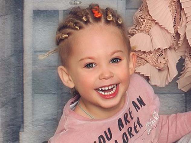 Прическа и миловидные черты лица делают Петю похожим на девочку