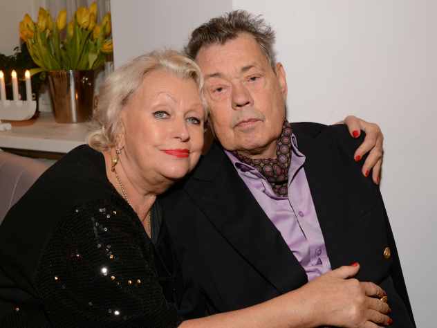 Поргина заявила, что Караченцов продолжает борьбу с раком