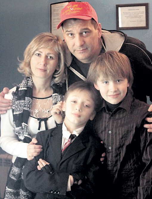 Бойко с женой Рамуне, сыном Максимом и его другом