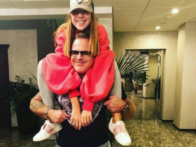 Подольская и Пресняков подурачились в аэропорту Шереметьево фото