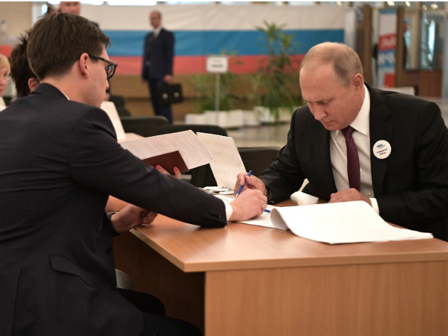 Владимир Путин на избирательном участке
