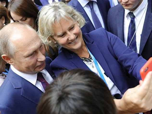 Путин сфотографировался с женщинами