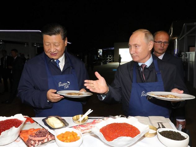 Владимир Путин и Си Цзиньпин испекли блины на Восточном экономическом форуме