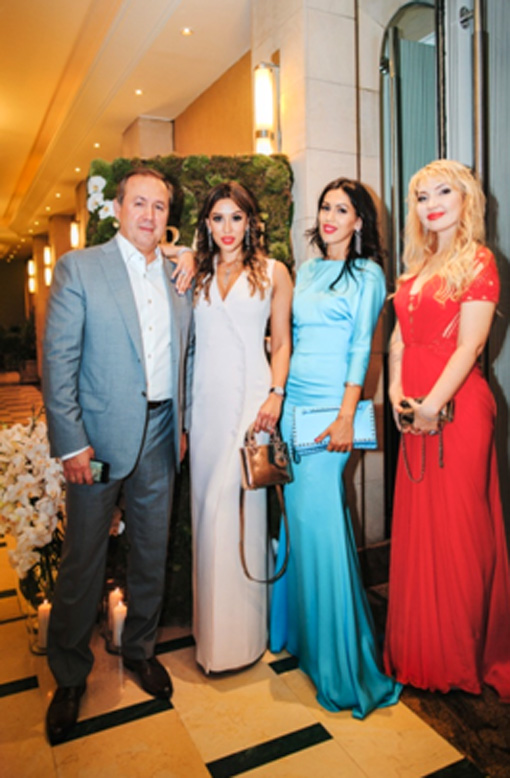 Ринат Хайров с дочерьми Эльсиной, Алиной и Ольгой