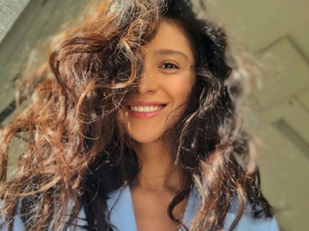 Равшана Куркова похвасталась своими шикарными волосами