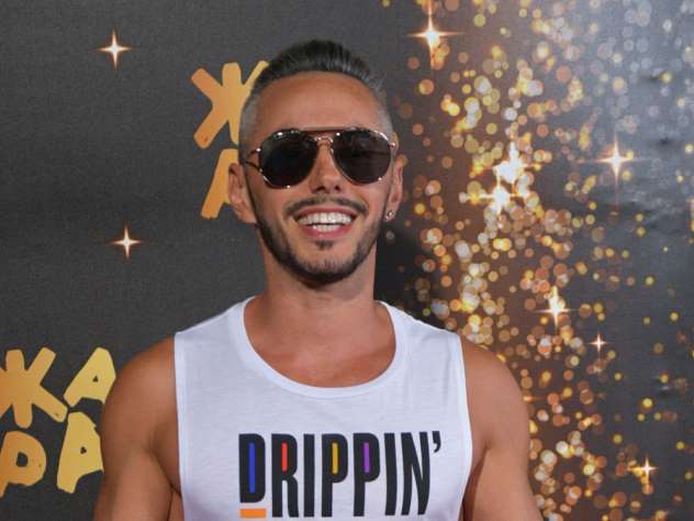 Тимур Родригез надел халат