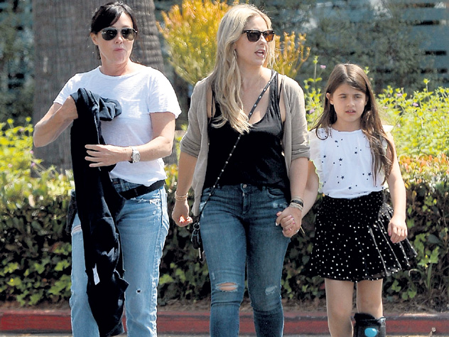 На улицах Лос-Анджелеса Сару Мишель можно увидеть с дочкой Шарлоттой Грейс и подругой Шеннен Доэрти, победившей рак груди в прошлом году
