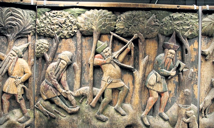 «Охота и бортничество в Новгородских землях». Эти резные панели конца XII века установлены в соборе Святого Николая в немецком городке Штральзунде, где жили купцы, торговавшие с Новгородом. Русичи изображены с косичками на бороде, которые потом стали приписывать викингам