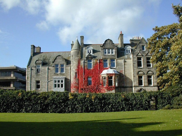 Сент-Эндрюсский университет – старейший университет в Шотландии, третий по дате основания в Великобритании, основан между 1410 и 1413 годами