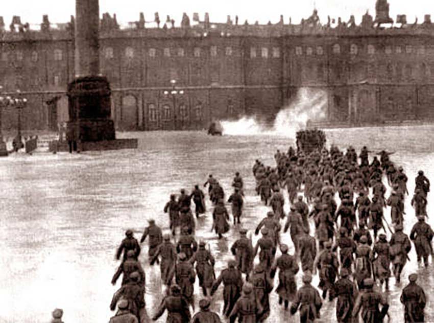 Штурм Зимнего дворца. Кадр из художественного фильма «Октябрь», 1927 год