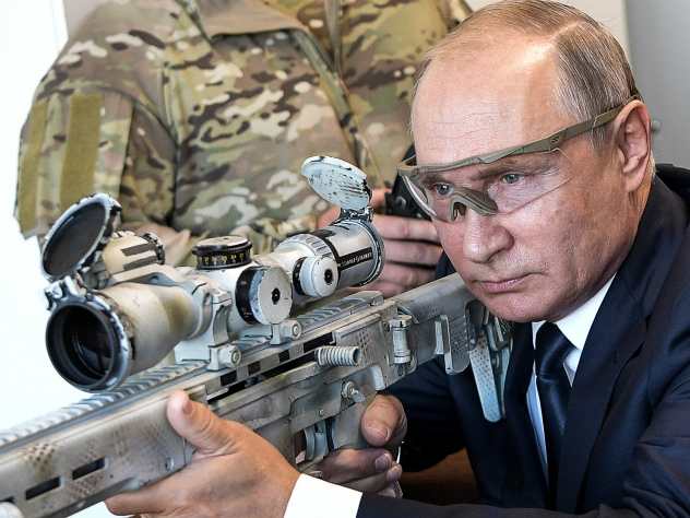 Владимир Путин пострелял из экспериментальной винтовки концерна «Калашников»