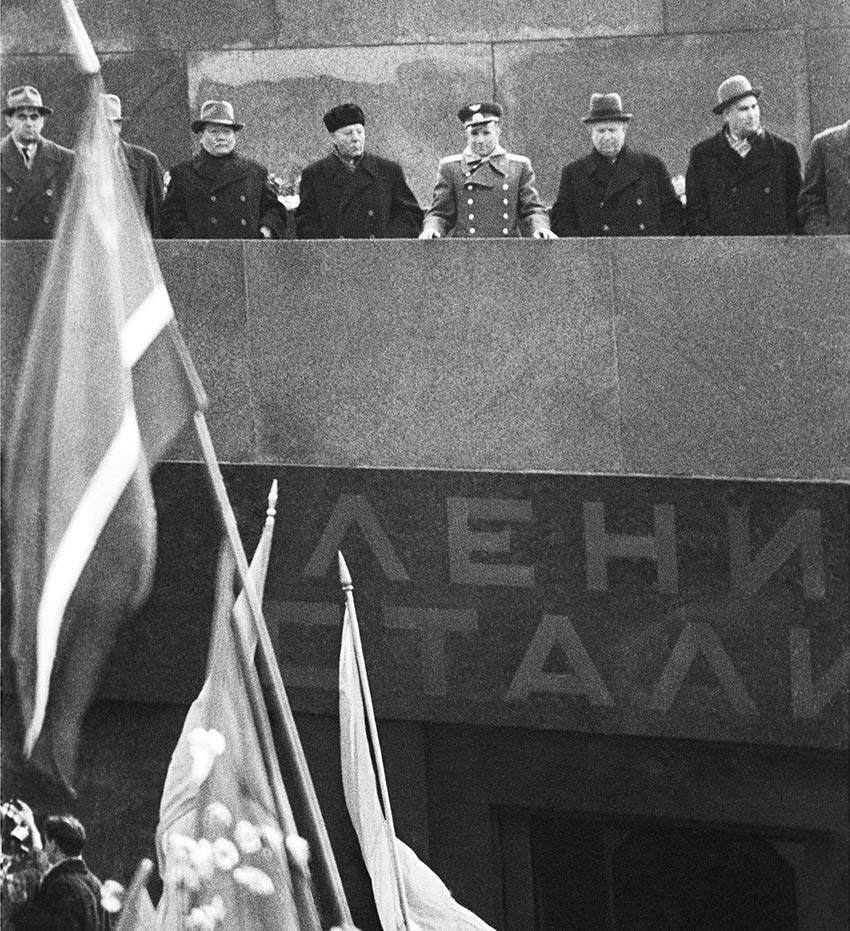 На трибуне Мавзолея — Гагарин и Хрущев