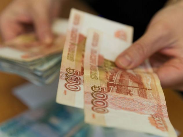 Курс рубля к доллару и евро уверенно растет